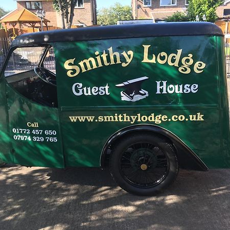 Smithy Lodge Guest House 莱兰 外观 照片